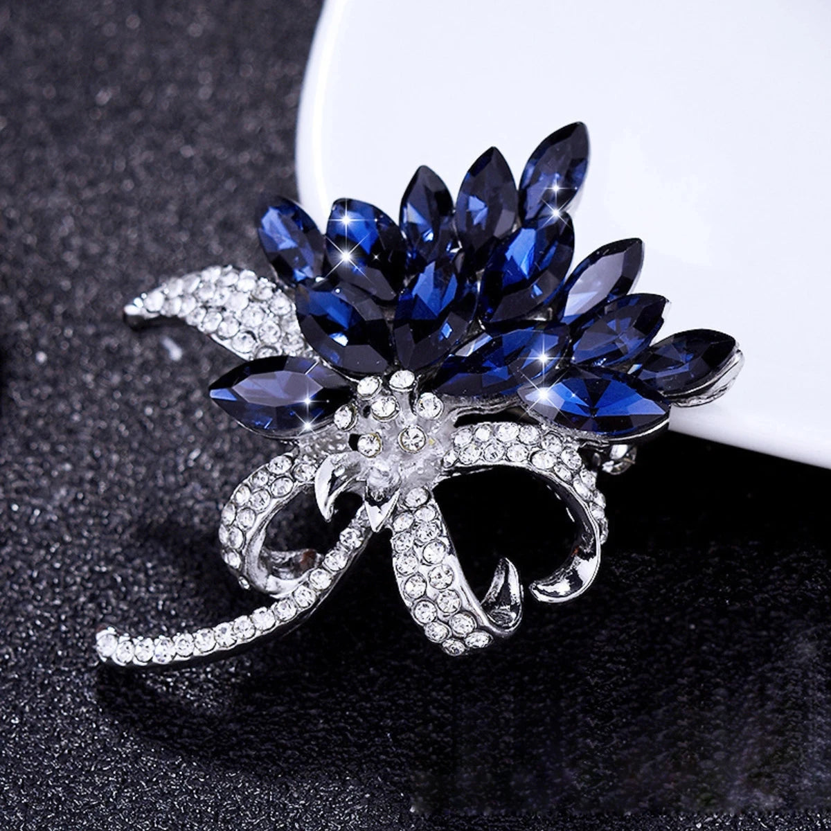 Lovely Butterfly Bee Brooch For Women Shiny Rhinestone Pearl Animal Insect Lapel Pins Wedding Party Coat Dress Jewelry Gifts