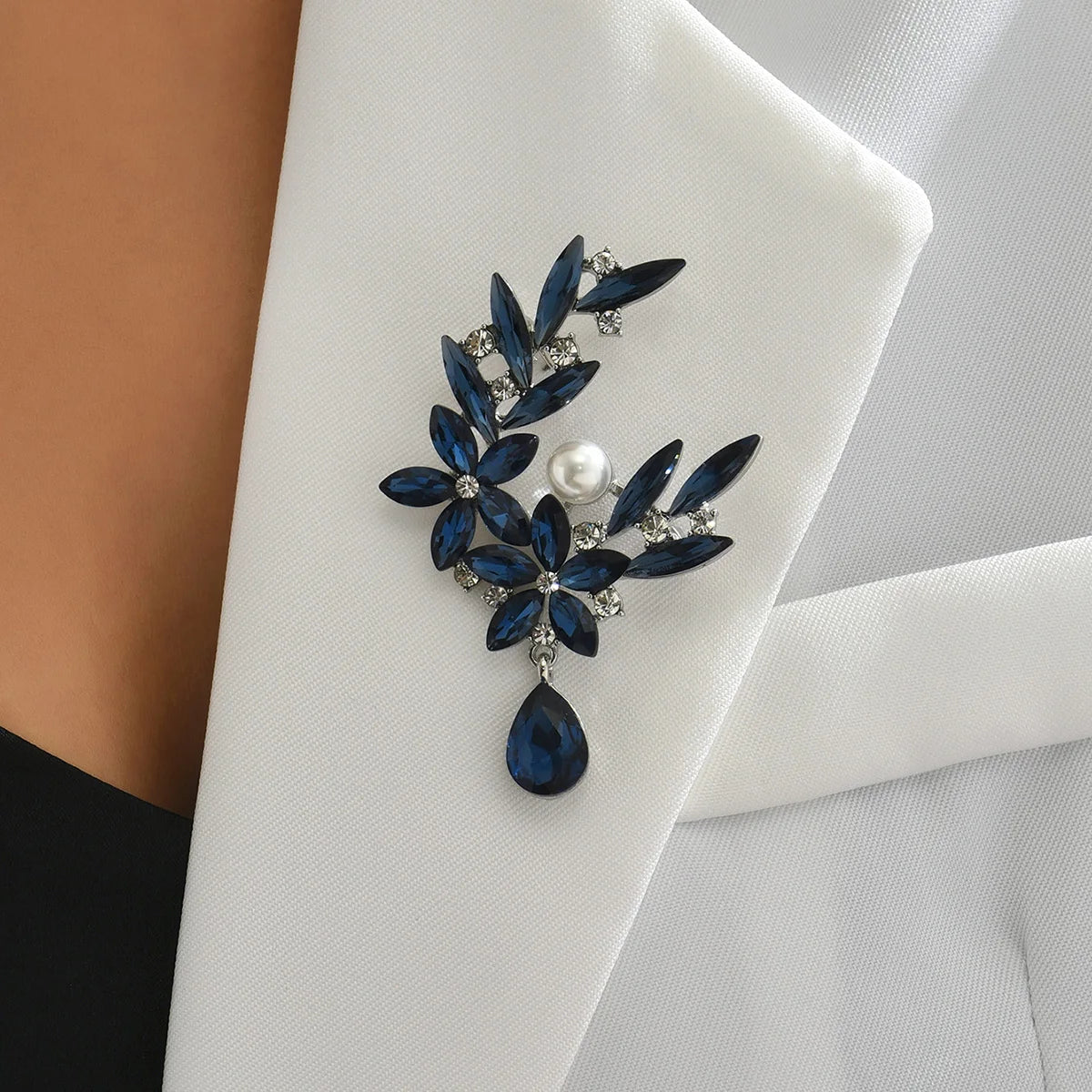 Lovely Butterfly Bee Brooch For Women Shiny Rhinestone Pearl Animal Insect Lapel Pins Wedding Party Coat Dress Jewelry Gifts