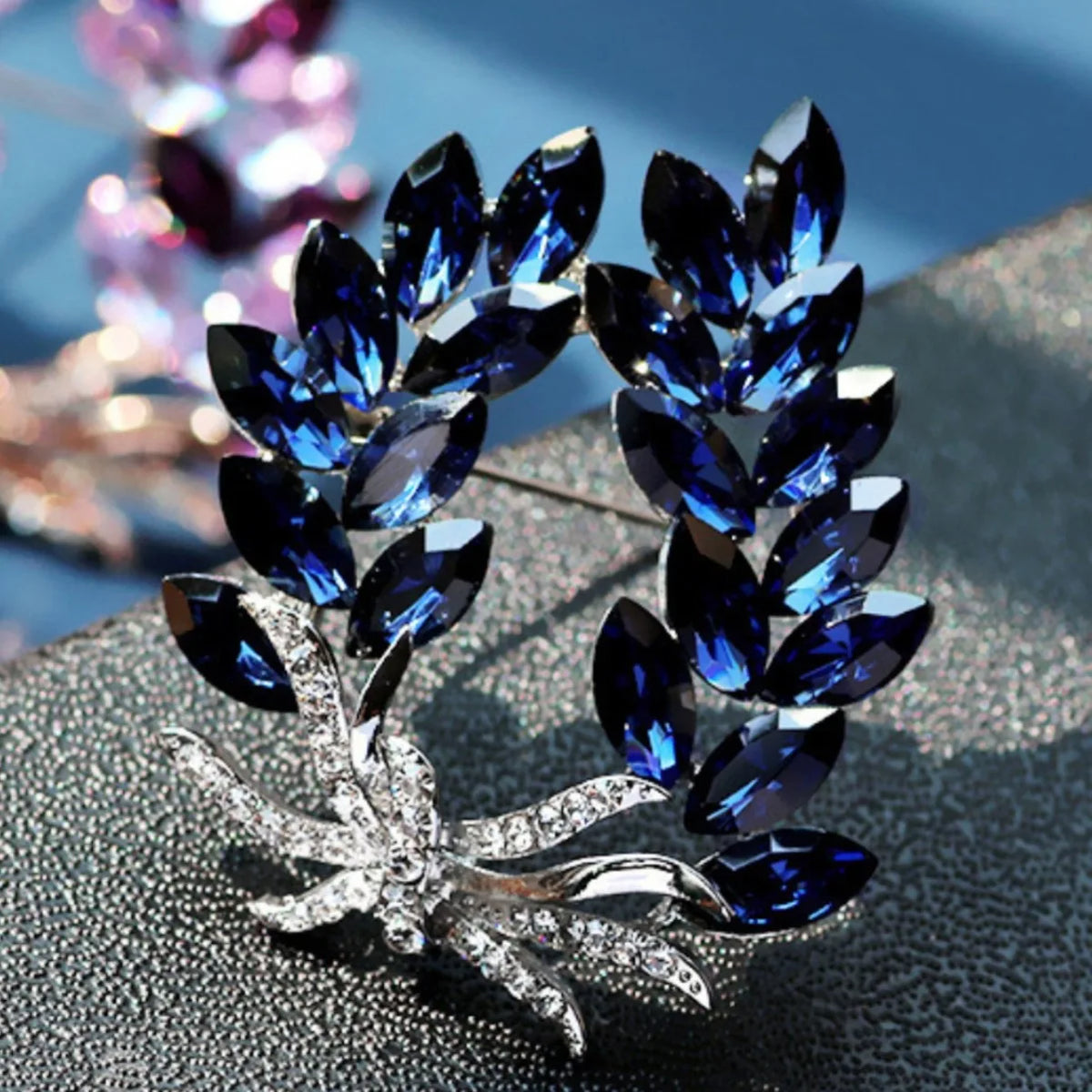 Lovely Butterfly Bee Brooch For Women Shiny Rhinestone Pearl Animal Insect Lapel Pins Wedding Party Coat Dress Jewelry Gifts